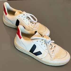 VEJA. WMNS Size 7. In Good Condition.